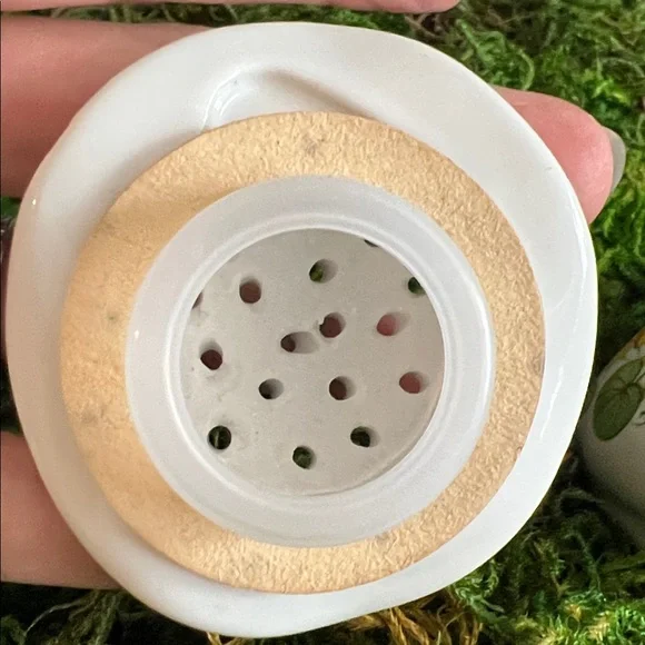 VINTAGE AVON 1980s "Flirtatious Frog" ceramic pomander or potpourri holder. - Picture 11 of 17